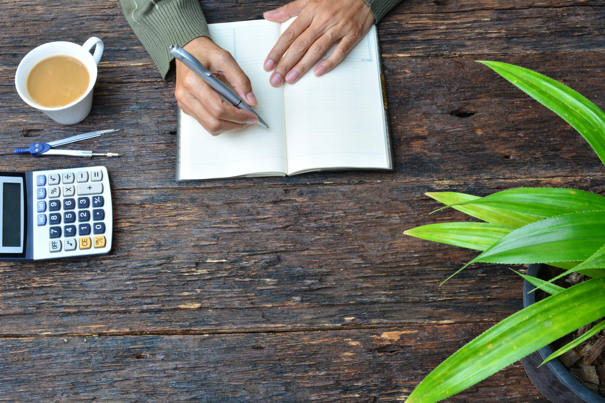 Notizbuch mit Finanzplan und Stift
