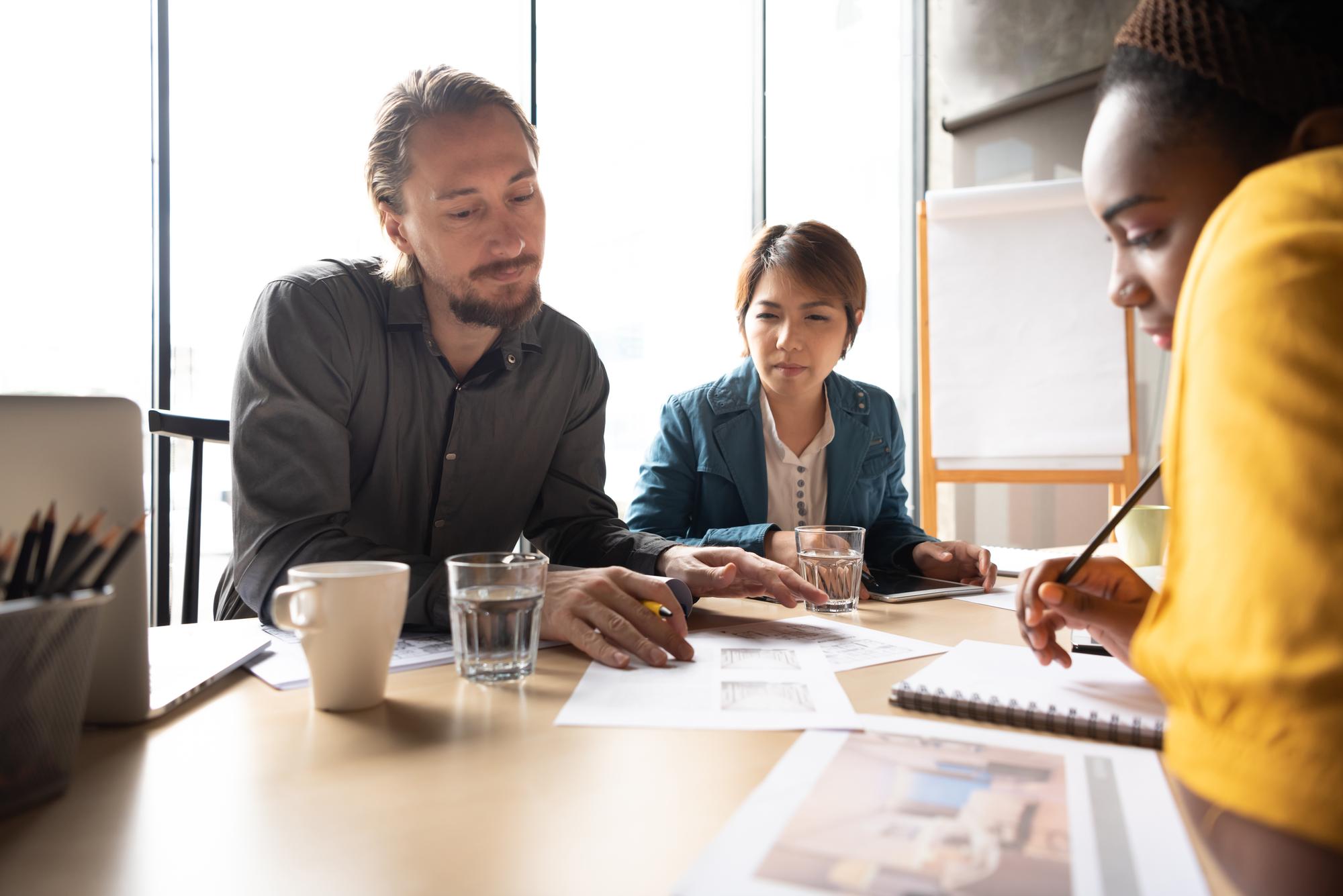 Beraterin erklärt Finanzplan an kleinem Team