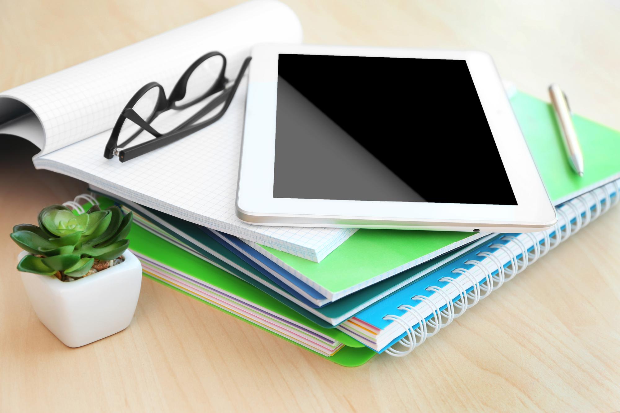Stack von Lernmaterialien und digitalen Kursen